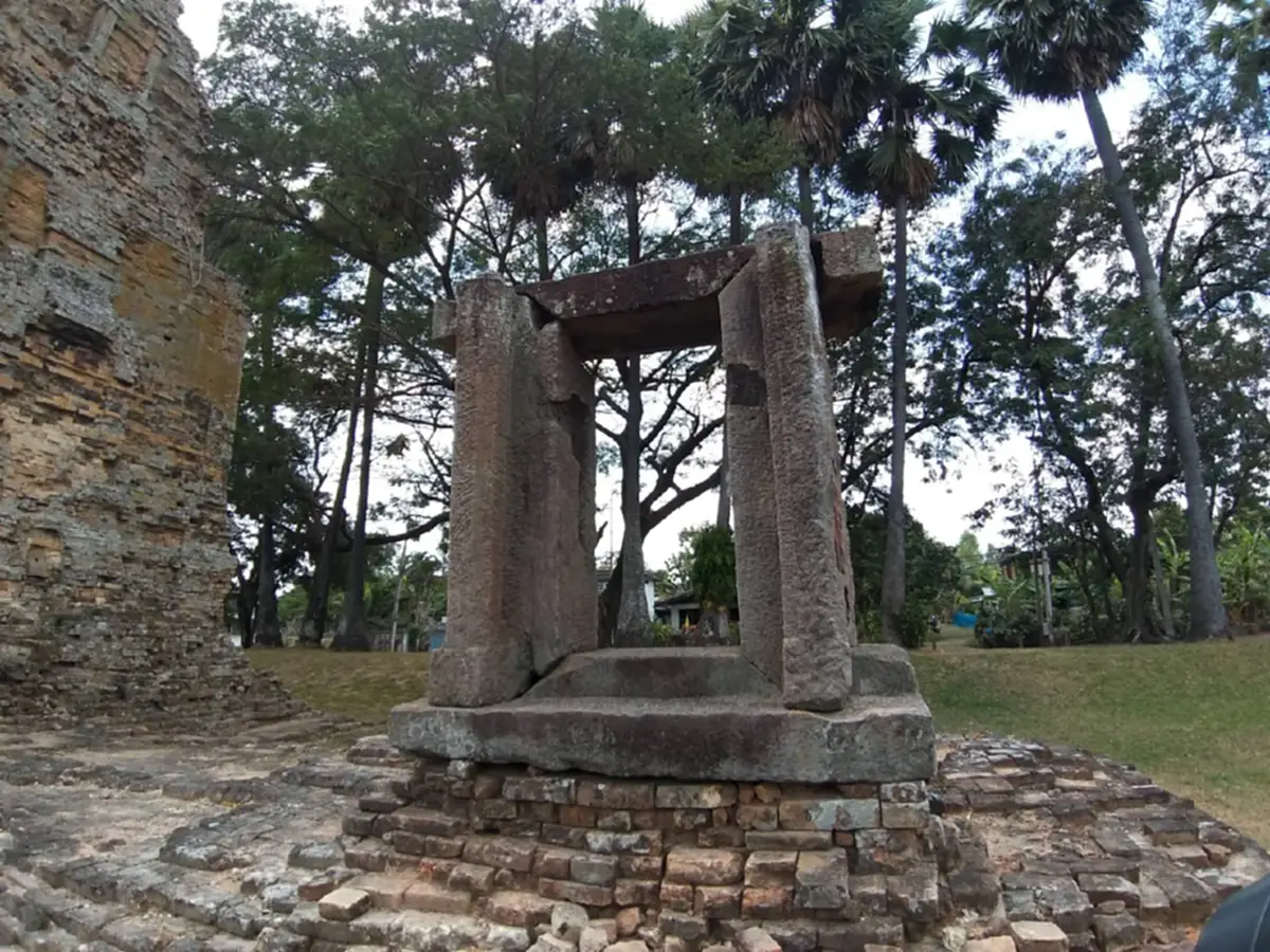 ไขปริศนา!! ต้นลำเจียก..ที่ไม่เคยออกดอก กับ "ปราสาทภูมิโปน" ที่เก่าแก่ที่สุดในไทย พร้อม ตำนานรัก “เนียง ด็อฮ ทม” หรือ พระนางนมใหญ่(คลิป)