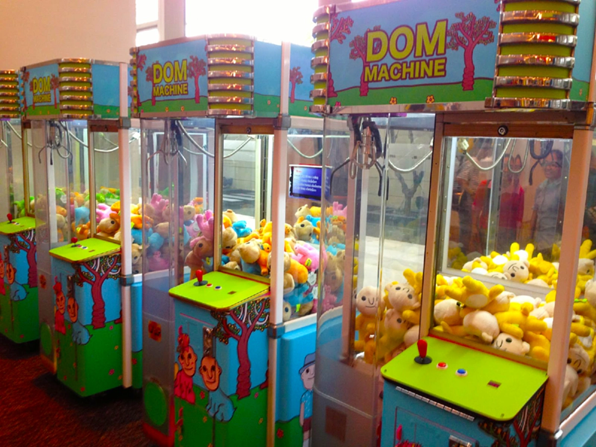 เคาะ รอ คีบ!! หนุ่มเผยเทคนิคชั้นเซียนคีบตุ๊กตาอย่างไรให้ได้กลับบ้าน หยอดเงินไม่เสียใจ โอ้แม่เจ้ามันง่ายมาก โง่มาตั้งนาน (คลิป)