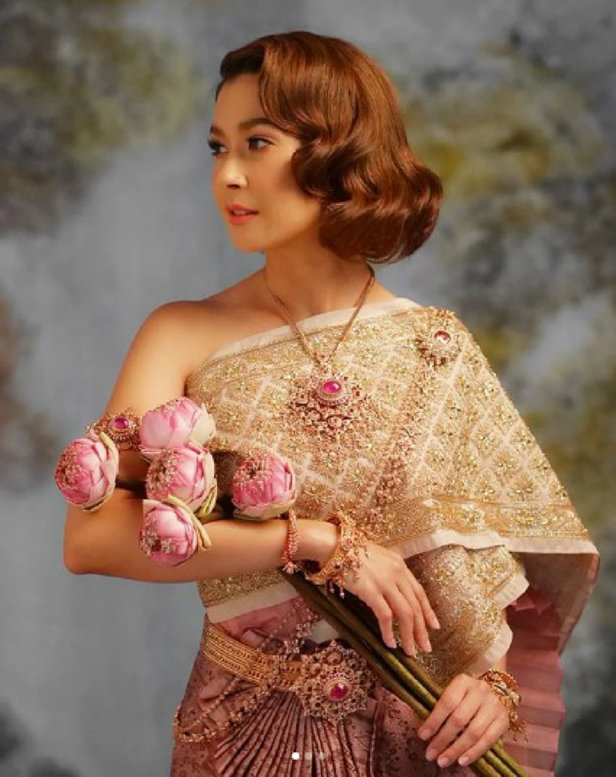 เฉิดฉายดั่งนางในวรรณคดี!!! ส่องภาพ "เอมี่ กลิ่นประทุม" สวมชุดไทย "พระราชนิยม" บอกเลยสง่างามจนมองตาไม่กระพริบ!