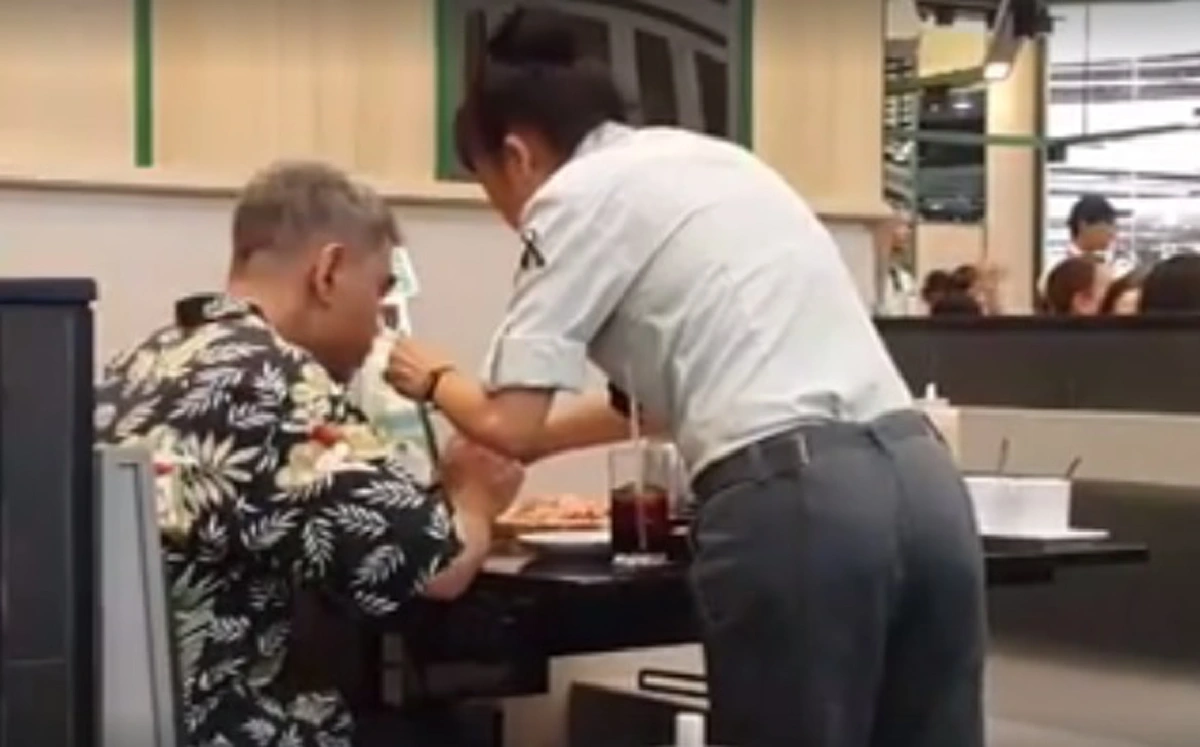 บริการด้วยหัวใจ!!! แชร์สนั่นลุงเข้าร้านปิ้งย่างมีพนง.ดูแลพิเศษ ทีแรกก็งงเขาเป็นใครพอซูมชัดถึงดวงตาชายคนนั้นเข้าใจได้ในทุกสิ่งทันที (คลิป)