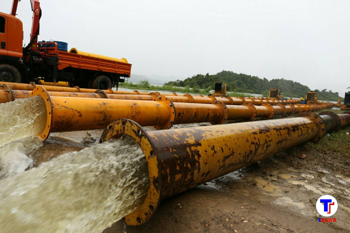 จับตาสถานการณ์ น้ำล้น "เขื่อนแก่งกระจาน" ส่งผลกระทบเพชรบุรีเป็นวงกว้าง สั่งอพยพคน 5 อำเภอ คาดท่วมยาว 1-2 เดือน