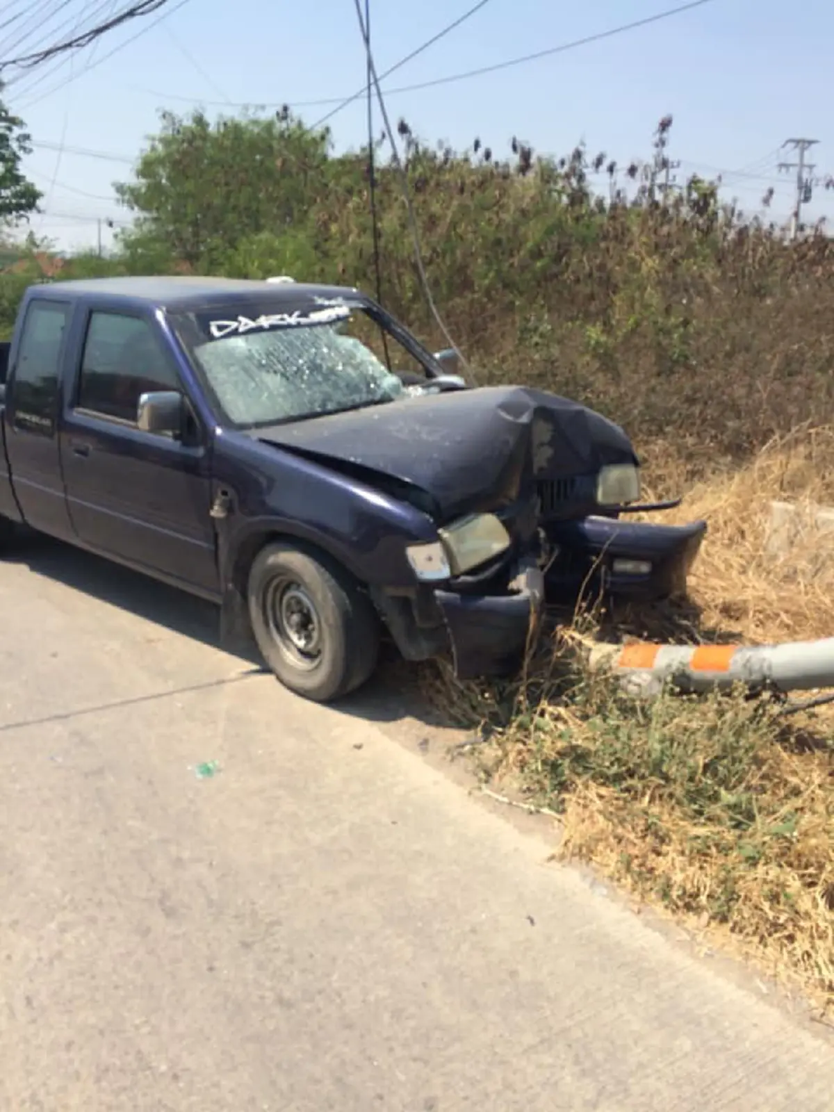 สาวขับรถไปชนเสาไฟ กระจกรถหน้าแตก กระจกบาททั้งหน้า 