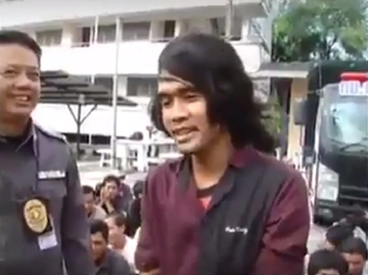 แชร์ระเบิด ระเบ้อ!! เมื่อคุณตำรวจ สั่ง "หนุ่มพม่า" ร้องเพลงชาติไทย สุดท้ายเจ้าตัว ถึงขึ้นรีบยกมือไหว้ ยิ้มเขินสุดชีวิต!! (มีคลิป)