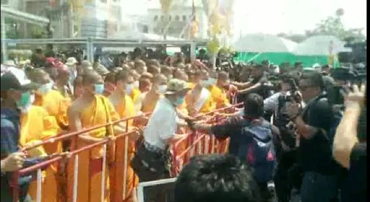 ด่วน?!? "ศิษย์ธรรมกาย" ทุบกำแพง ระดมพลภายในวัด ฝั่งกำแพงข้างเมืองแก้ว ( มีภาพ)