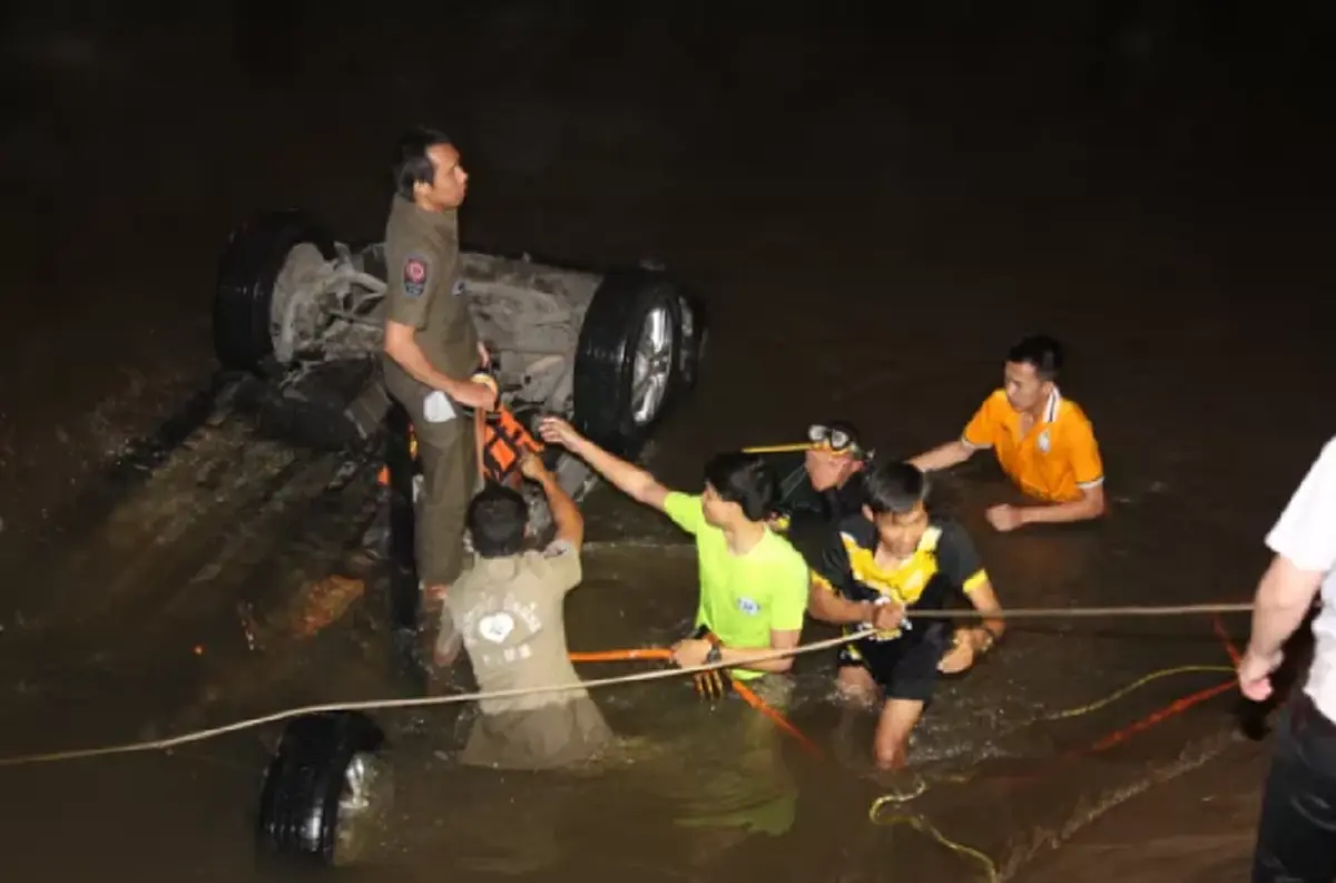 \"เซนติเมตร” สไตล์ลิสต์ชื่อดัง พิธีกรรายการ “ล้นตู้” ประสบอุบัติเหตุรถชนตกคลองที่เชียงใหม่ เสียชีวิตแล้ว