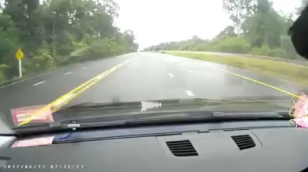 กูเกือบตายแล้วไหมไอ้เวร!! สาวหวิดดับ ขับรถอยู่ดีๆเจอรถบรรทุกปาดหน้า ฟังน้ำคำเดือดจัด “ผมไม่รับ” ดูมันทำ! (คลิป)