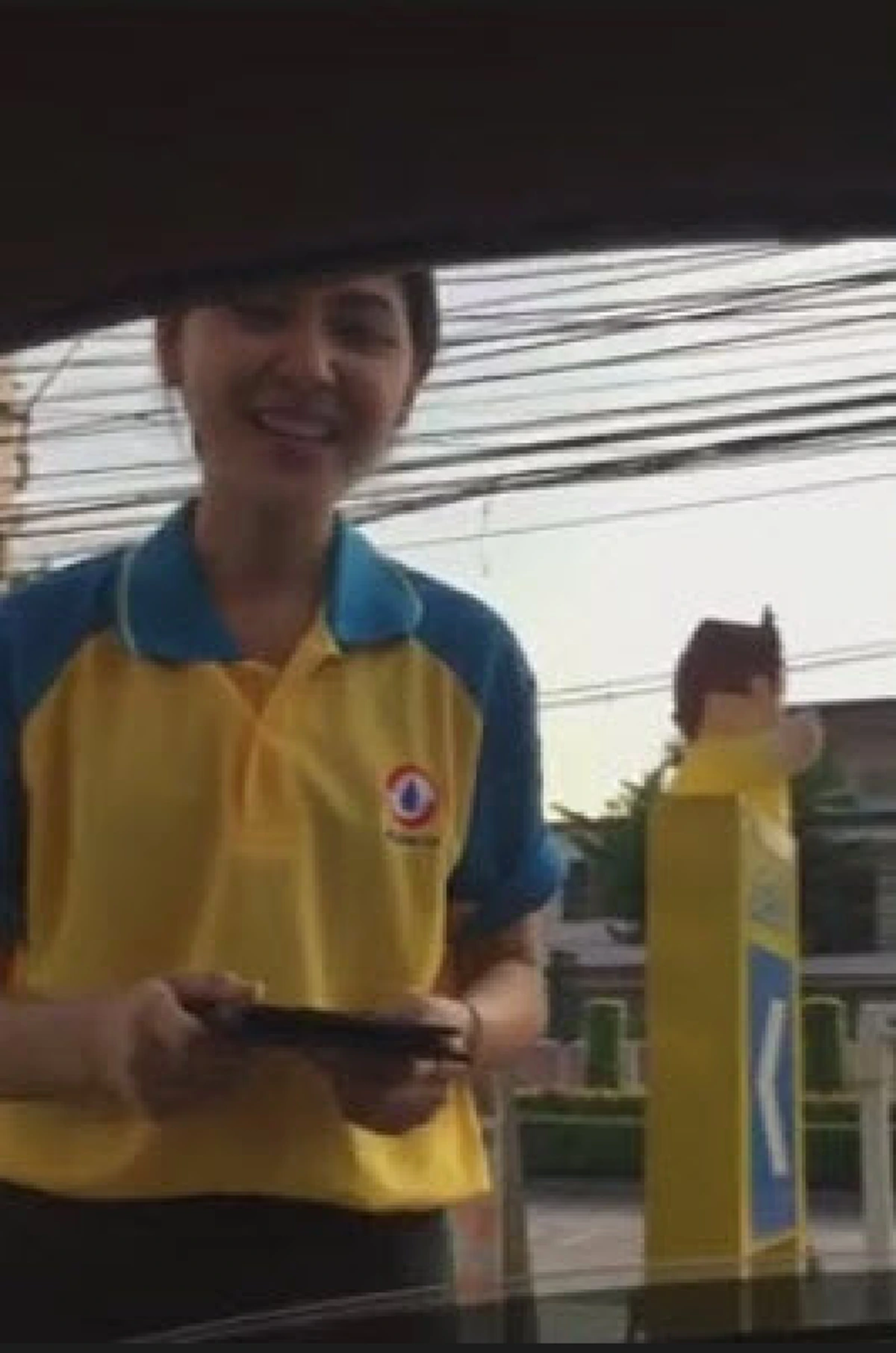 เด็กปั๊มแบบนี้ก็มีหรอ?? เติมเต็มถังแล้วได้จุ๊บ ชาวเน็ตแห่ถามพิกัดอยู่ไหน?? จะออกไปคนเดียว!!(คลิป)