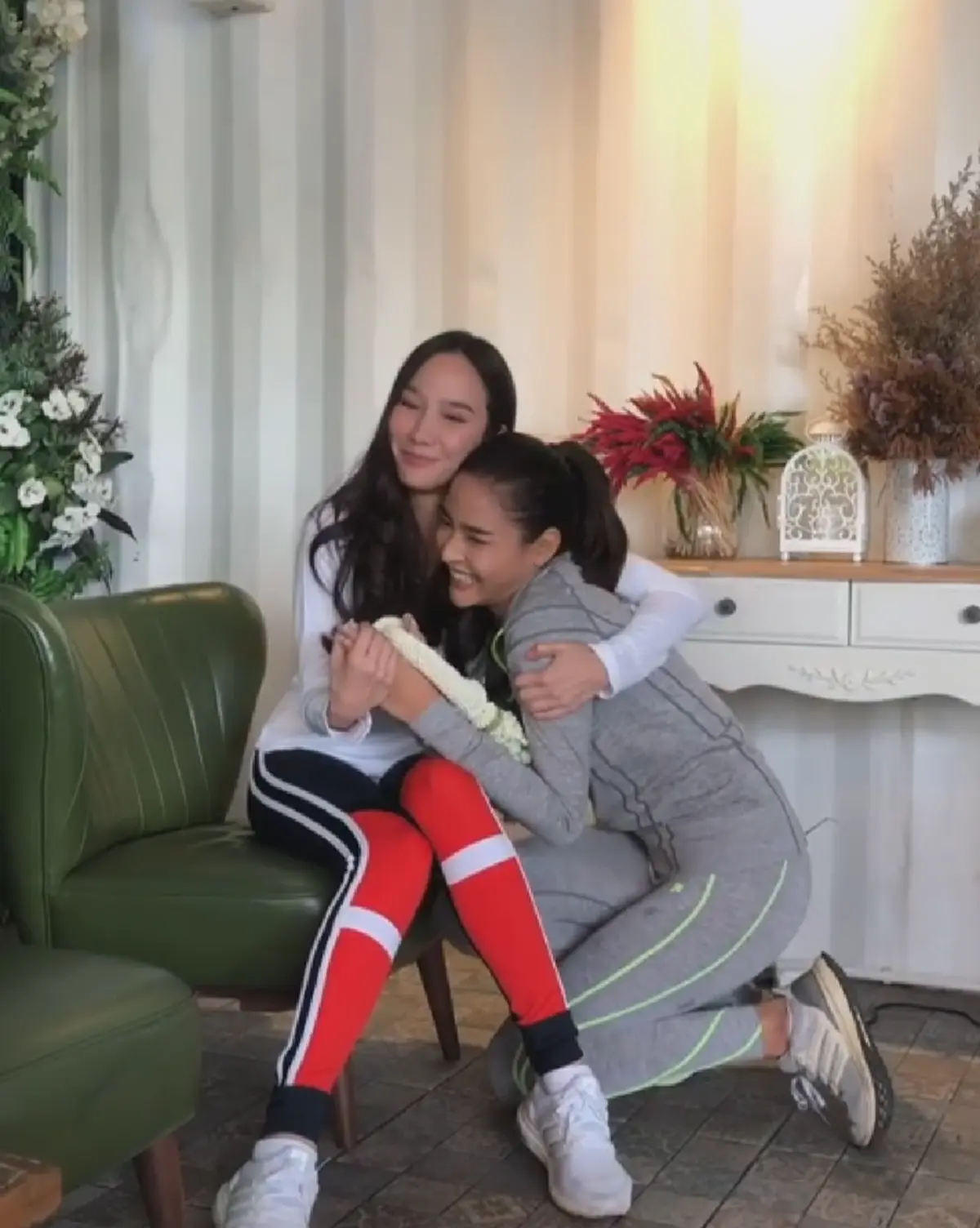 พี่ยังไม่แก่ !! "ปุ๊กลุก ฝนทิพย์" เซอร์ไพรส์ "อั้ม พัชราภา" นำพวงมาลัยมาไหว้ เป็นรุ่นพี่ที่ดีกับน้องมาตลอด (คลิป)