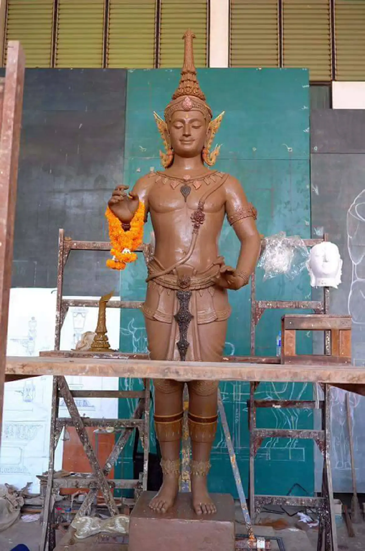 เผยภาพ"พระอินทร์"ประติมากรรมประดับพระเมรุมาศงดงามสมพระเกียรติ จากฝีมือจิตอาสาช่างสิบหมู่ ถวายแด่พ่อหลวงเป็นครั้งสุดท้าย