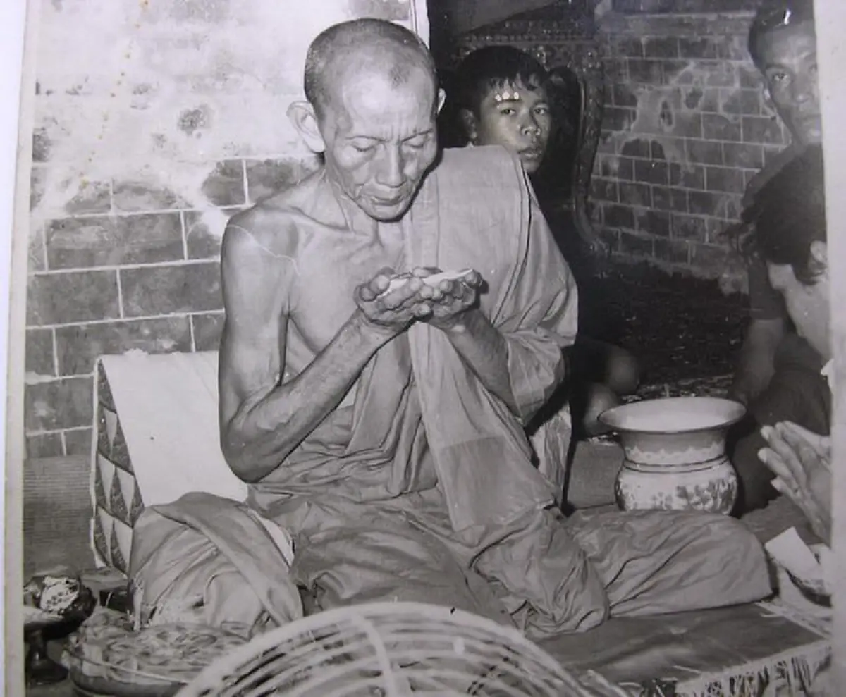 ผ้ายันต์ค่ายกล.. หลวงพ่อกวย ย้อนตำนานอาฬวกยักษ์ผู้มีฤทธิ์เดช..แม้จะลองยิงกี่ครั้ง ก็ไม่เคยออก แต่หากทำตกพื้น โทษมหันต์ ทันที.