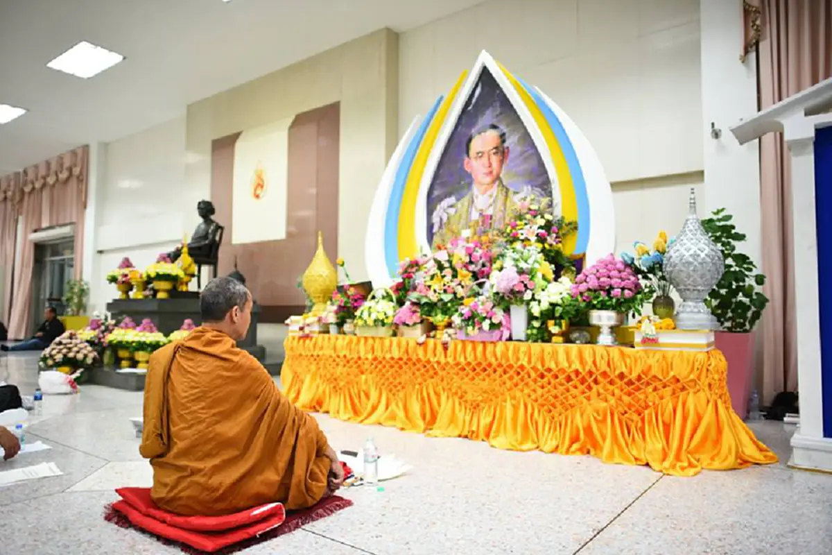 ที่สุดความพลัดพราก.."หลวงปู่พุทธะอิสระ" น้อมส่งเสด็จ "พ่อของแผ่นดิน" แสดงธรรมชีวิตแม้รู้สังขารสิ่งไม่เที่ยง แต่ความอาลัยครั้งนี้มีเสียน้ำตา