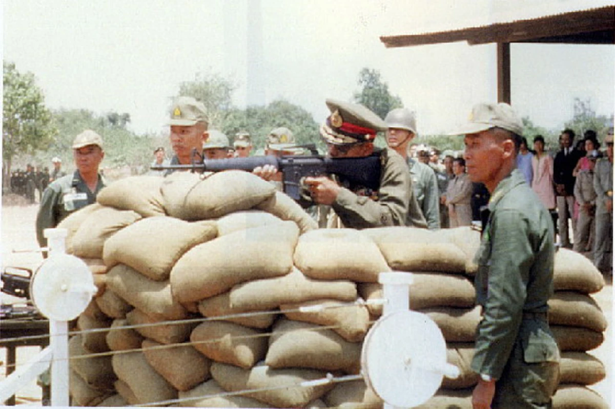 ธ ทรงเป็น จอมทัพไทย!! อีกหนึ่งพระปรีชาสามารถของ "ในหลวง ร.9 - สมเด็จพระราชินีฯ" ด้านทรงพระแสงปืน ที่คนรุ่นหลังไม่เคยได้เห็น (ภาพ)