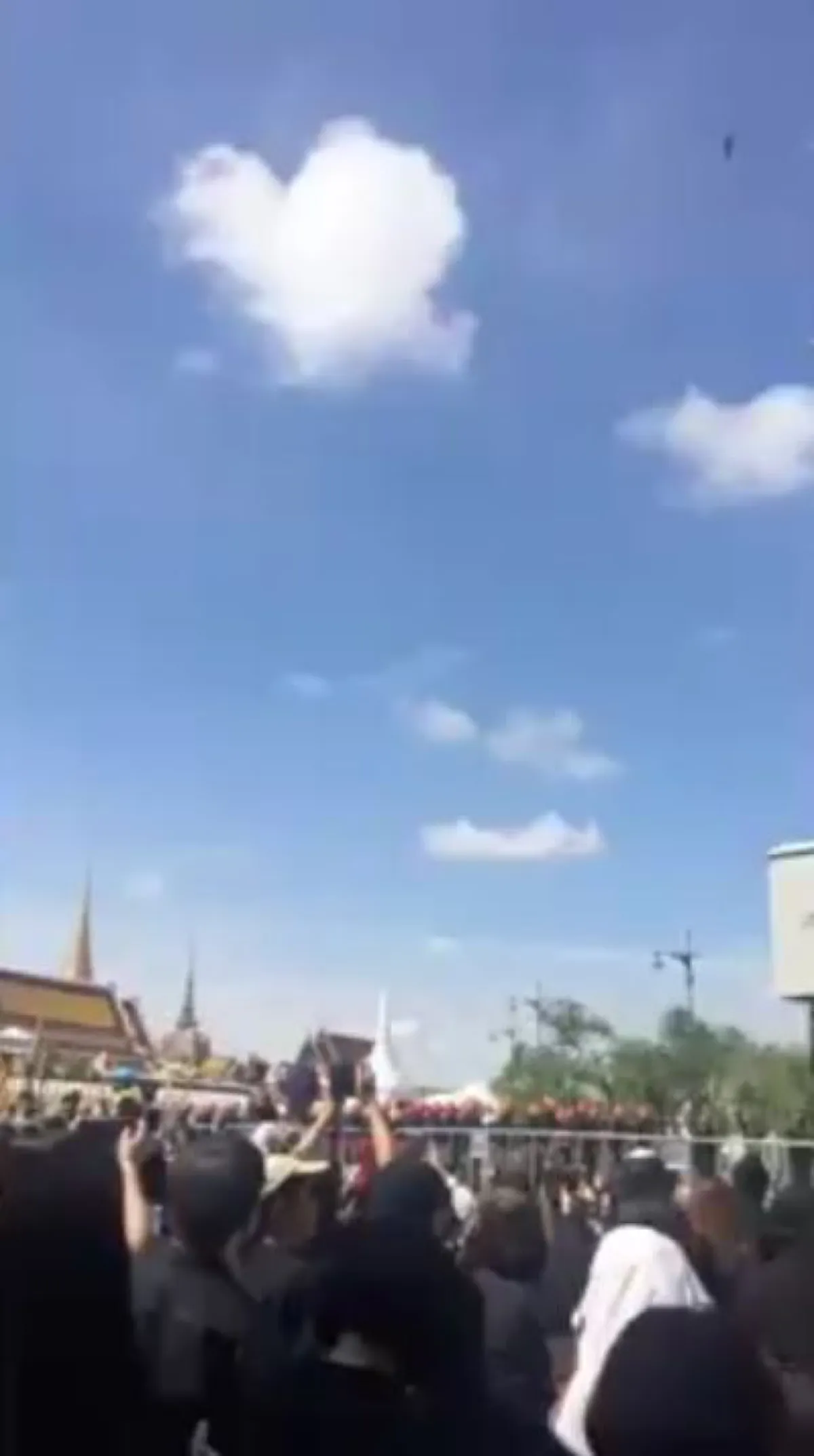 อัศจรรย์!! "เมฆรูปหัวใจ" !? ลอยเหนือพระบรมหาราชวัง กลางพิธีซ้อมริ้วขบวนพระราชอิสริยยศ พระราชพิธีถวายพระเพลิงพระบรมศพ ในหลวง ร. 9