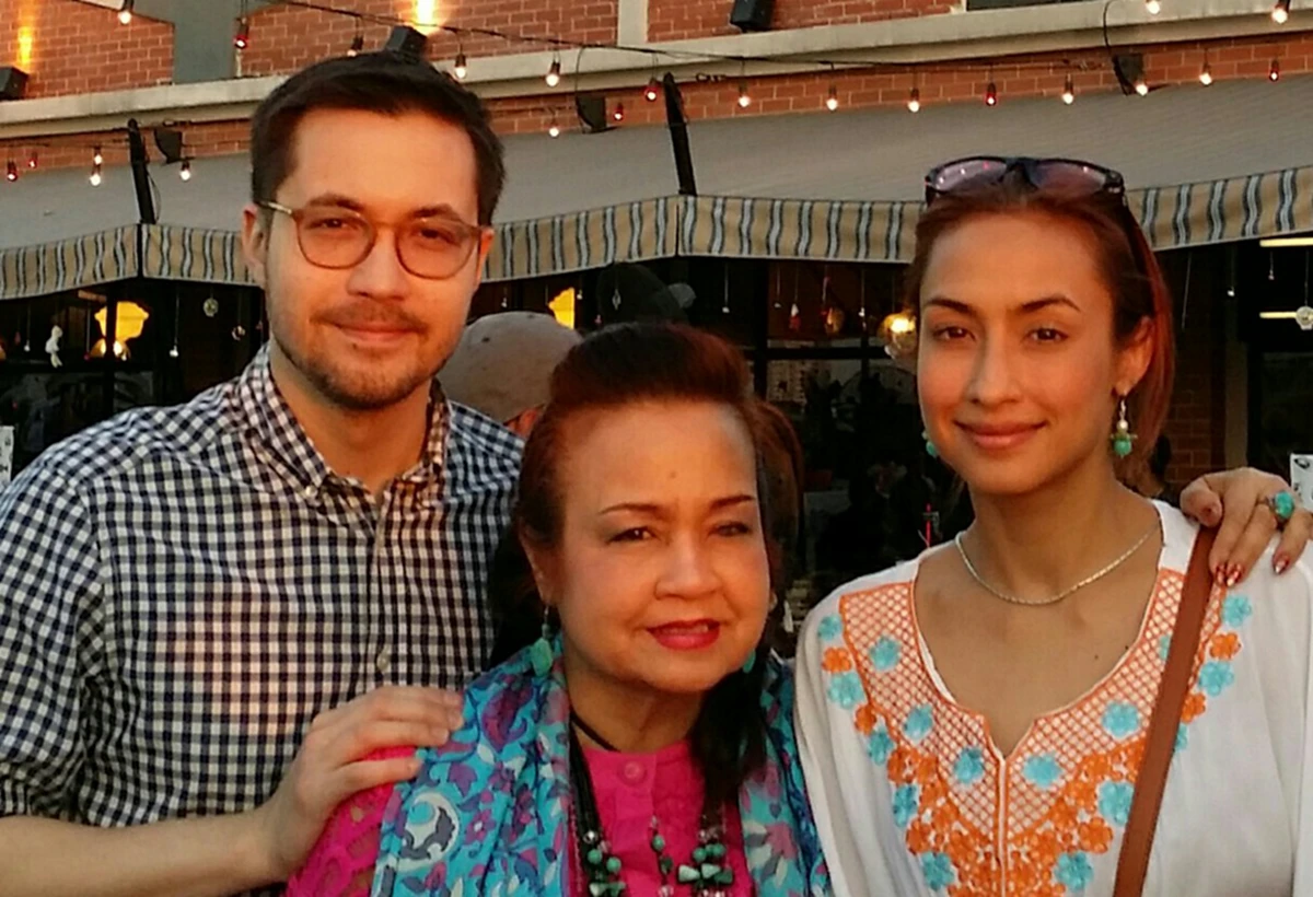 เขาเป็นใครนะคะ!? "แคท" โพสต์ภาพร่วม "มารีญา" ตอนเด็ก! แต่ชาวเน็ตหลุดโฟกัส!? จ้องหนุ่มหล่อที่อยู่ข้างๆ หล่อบาดใจพระเอกยังอาย!! (ภาพ)