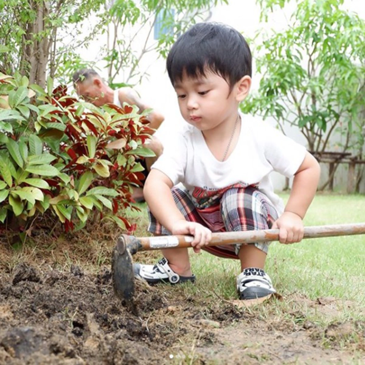 ทำไมถึงหล่ออย่างนี้ลูก!!! "น้องเลโก้" ลูกชาย "เอ พศิน" ยิ่งโตยิ่งหล่อ งานนี้บอกเลยเห็นแล้วหลงหนักมาก (ชมภาพ)