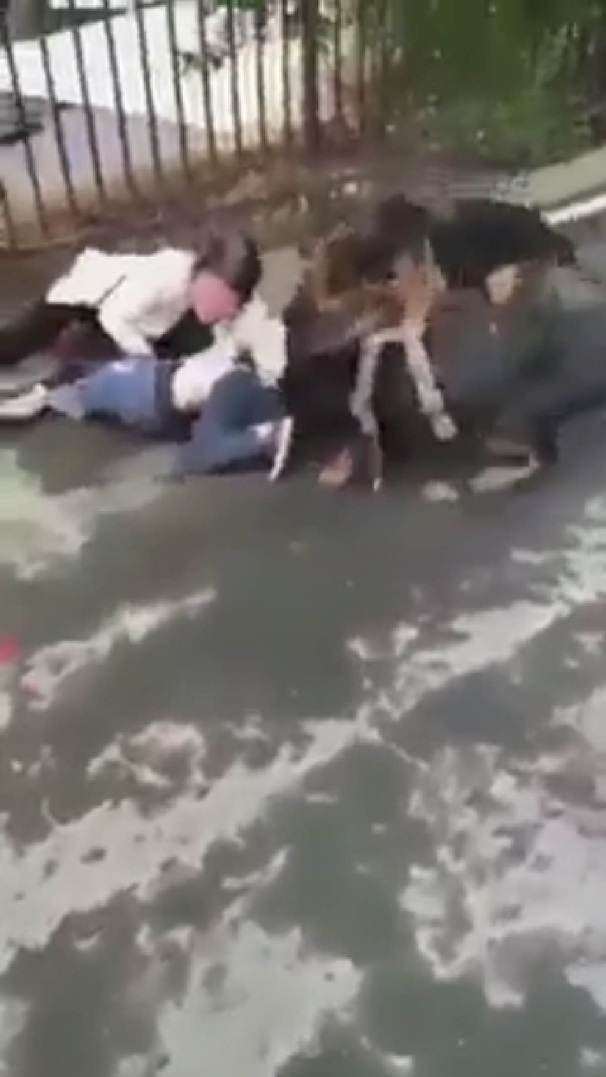 อิแม่หัวใจจะวาย!! "ฝูงสุนัข" รุมกัดเด็กอย่างบ้าระห่ำ! ไม่มีคนช่วย แถมถ่ายคลิปเพิ่มยอดวิวหน้าตาเฉย!! (ชมคลิป)