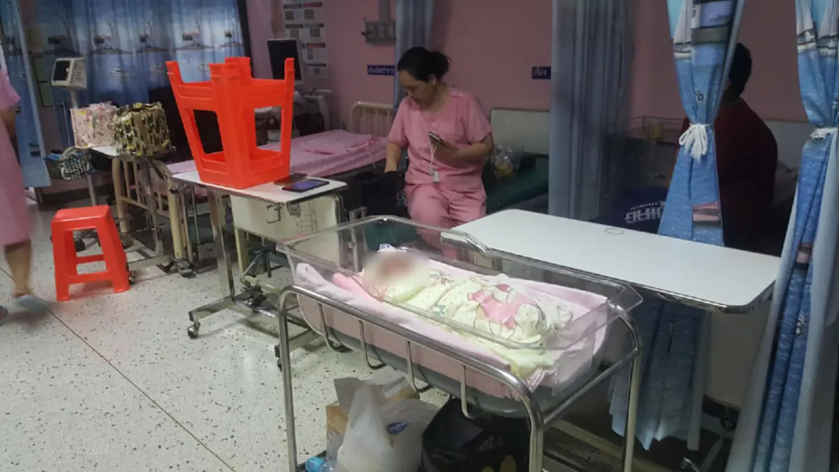 แม่คลอดลูกน้อย ก่อนนำมาทิ้งไว้ข้างทาง สาวมาเจอรีบนำตัวส่ง รพ.