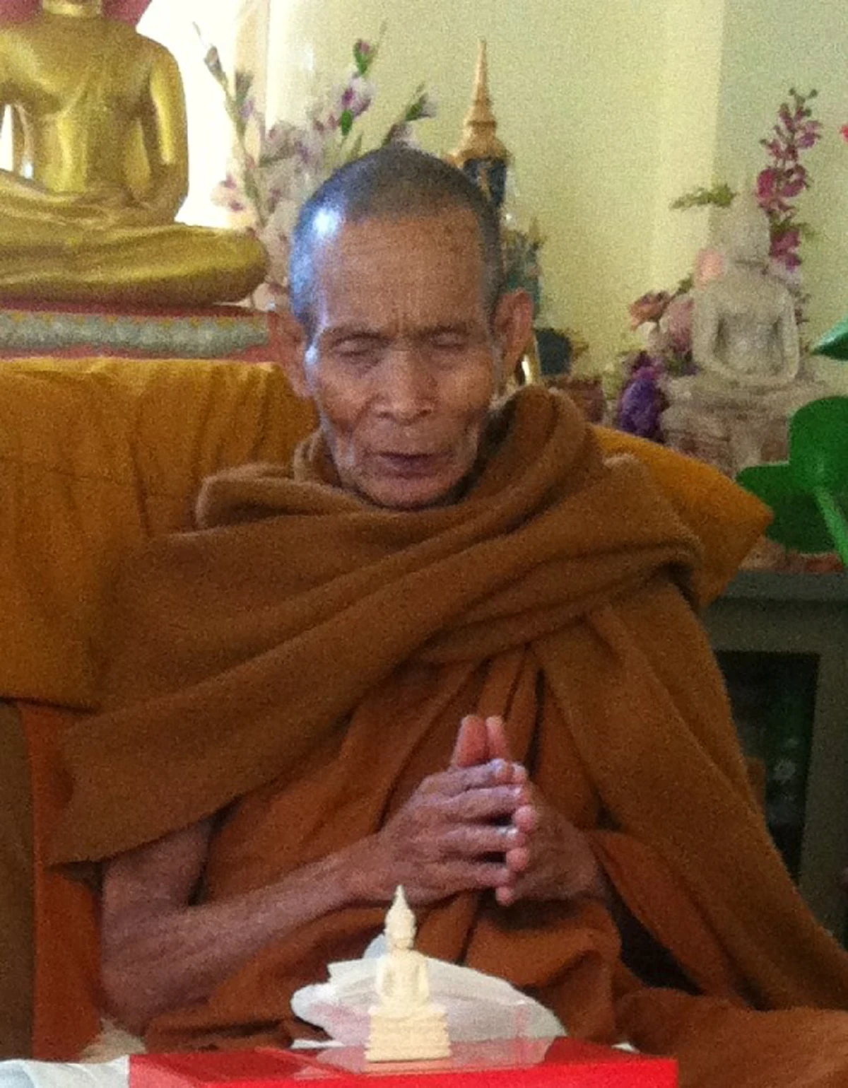 หยาดเหงื่อพระผู้เฒ่า..“หลวงปู่เหลือง ฉันทาคโม” อริยสงฆ์สายหลวงปู่มั่น ลงมือกวาดลานวัดด้วยตัวเอง หลังจากพิธีอายุวัฒนมงคลครบ 90 ปี !!