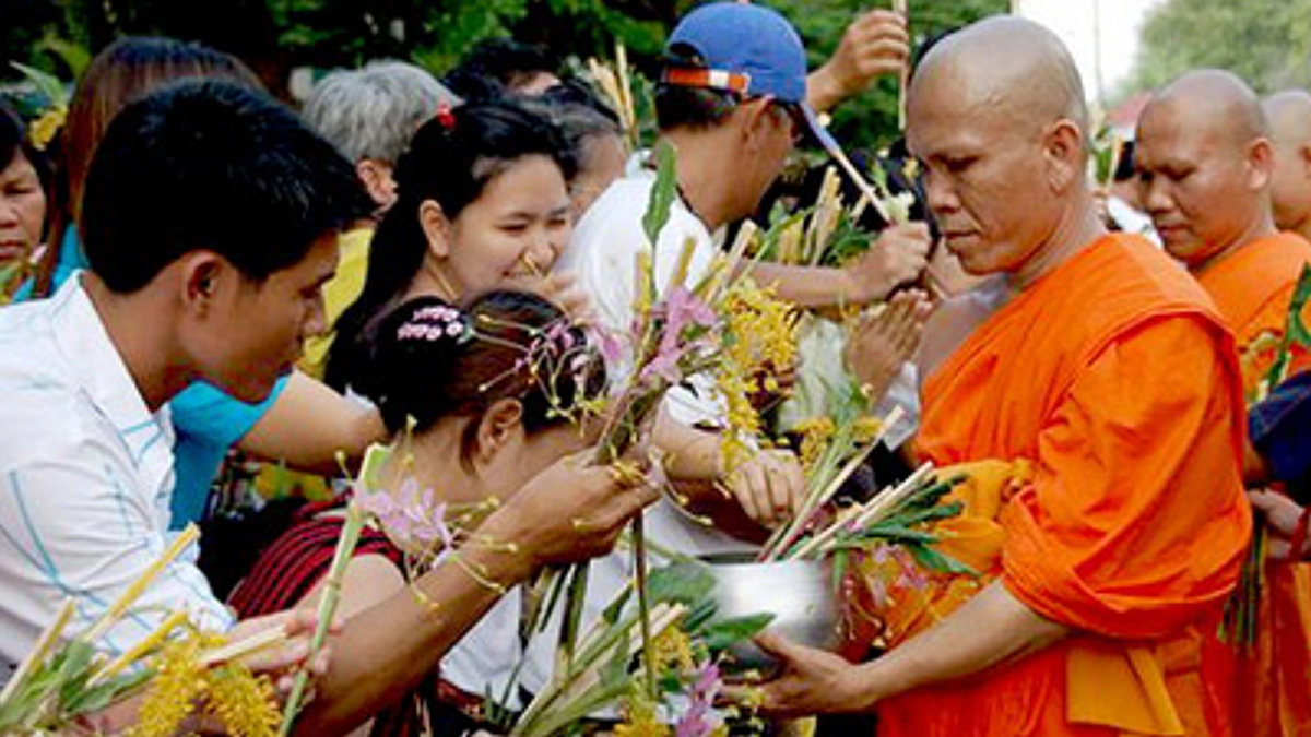 ในหลวงรัชกาลที่ ๙ ทรงมีพระราชดำรัสแนะนำไว้ว่า "ถวายดอกไม้พระอย่างไร..ให้ได้ประโยชน์" เพื่อหนทางสู่ความดี