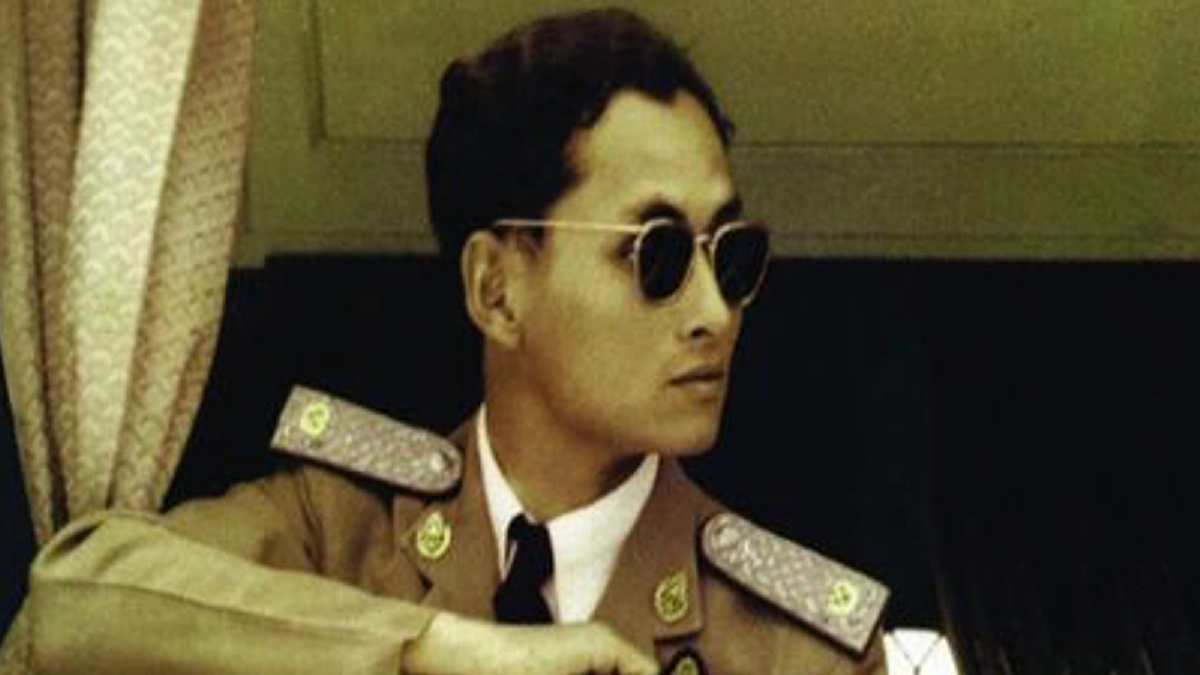 ดุจดังความรักของดินกับฟ้า! ... ใจเชื่อมใจ!! ในหลวง ร.๙ ทอดพระเนตรประชาชน ที่รวมตัวกันอย่างสงบเรียบร้อย ด้วยเกรงรบกวนการบรรทม