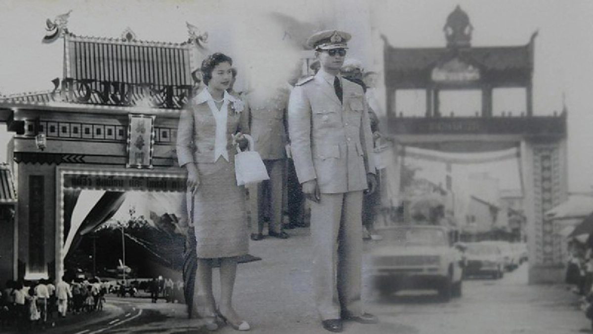 ดุจดังความรักของดินกับฟ้า! ... ใจเชื่อมใจ!! ในหลวง ร.๙ ทอดพระเนตรประชาชน ที่รวมตัวกันอย่างสงบเรียบร้อย ด้วยเกรงรบกวนการบรรทม