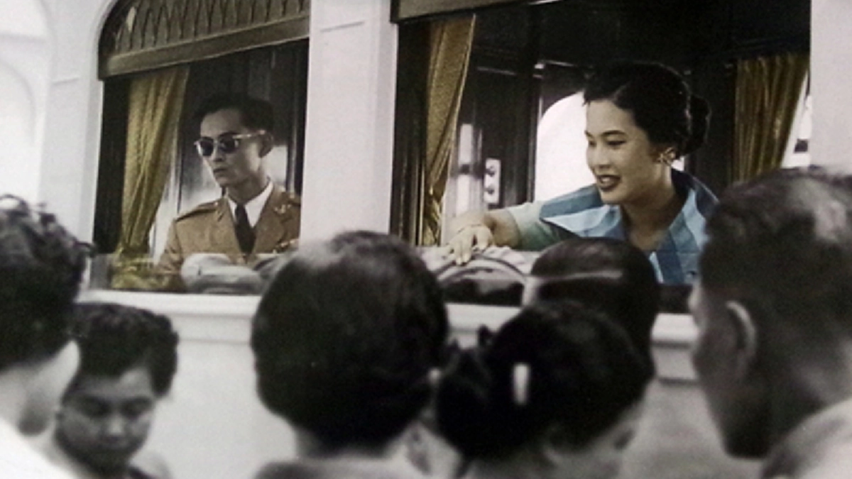 ดุจดังความรักของดินกับฟ้า! ... ใจเชื่อมใจ!! ในหลวง ร.๙ ทอดพระเนตรประชาชน ที่รวมตัวกันอย่างสงบเรียบร้อย ด้วยเกรงรบกวนการบรรทม