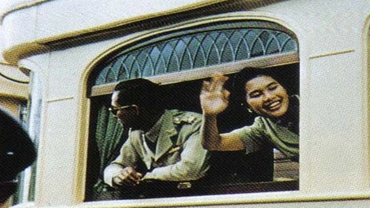 ดุจดังความรักของดินกับฟ้า! ... ใจเชื่อมใจ!! ในหลวง ร.๙ ทอดพระเนตรประชาชน ที่รวมตัวกันอย่างสงบเรียบร้อย ด้วยเกรงรบกวนการบรรทม