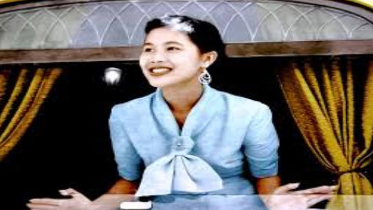 ดุจดังความรักของดินกับฟ้า! ... ใจเชื่อมใจ!! ในหลวง ร.๙ ทอดพระเนตรประชาชน ที่รวมตัวกันอย่างสงบเรียบร้อย ด้วยเกรงรบกวนการบรรทม