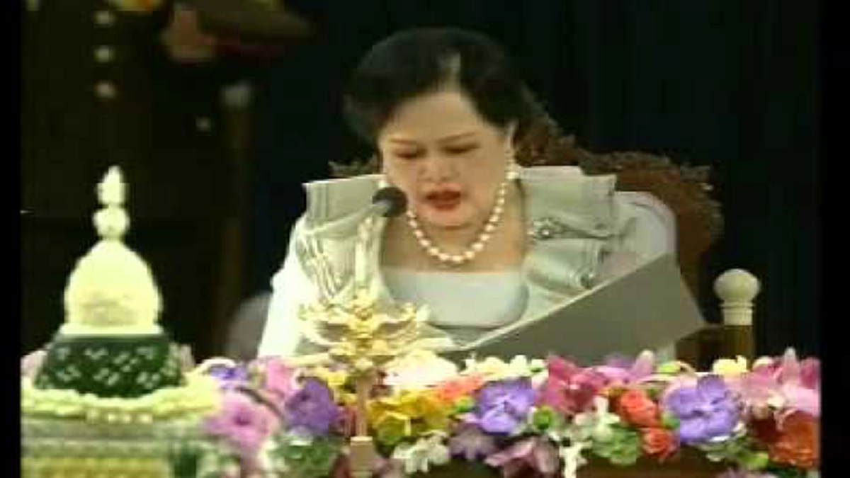 ดุจดังความรักของดินกับฟ้า! ... ใจเชื่อมใจ!! ในหลวง ร.๙ ทอดพระเนตรประชาชน ที่รวมตัวกันอย่างสงบเรียบร้อย ด้วยเกรงรบกวนการบรรทม