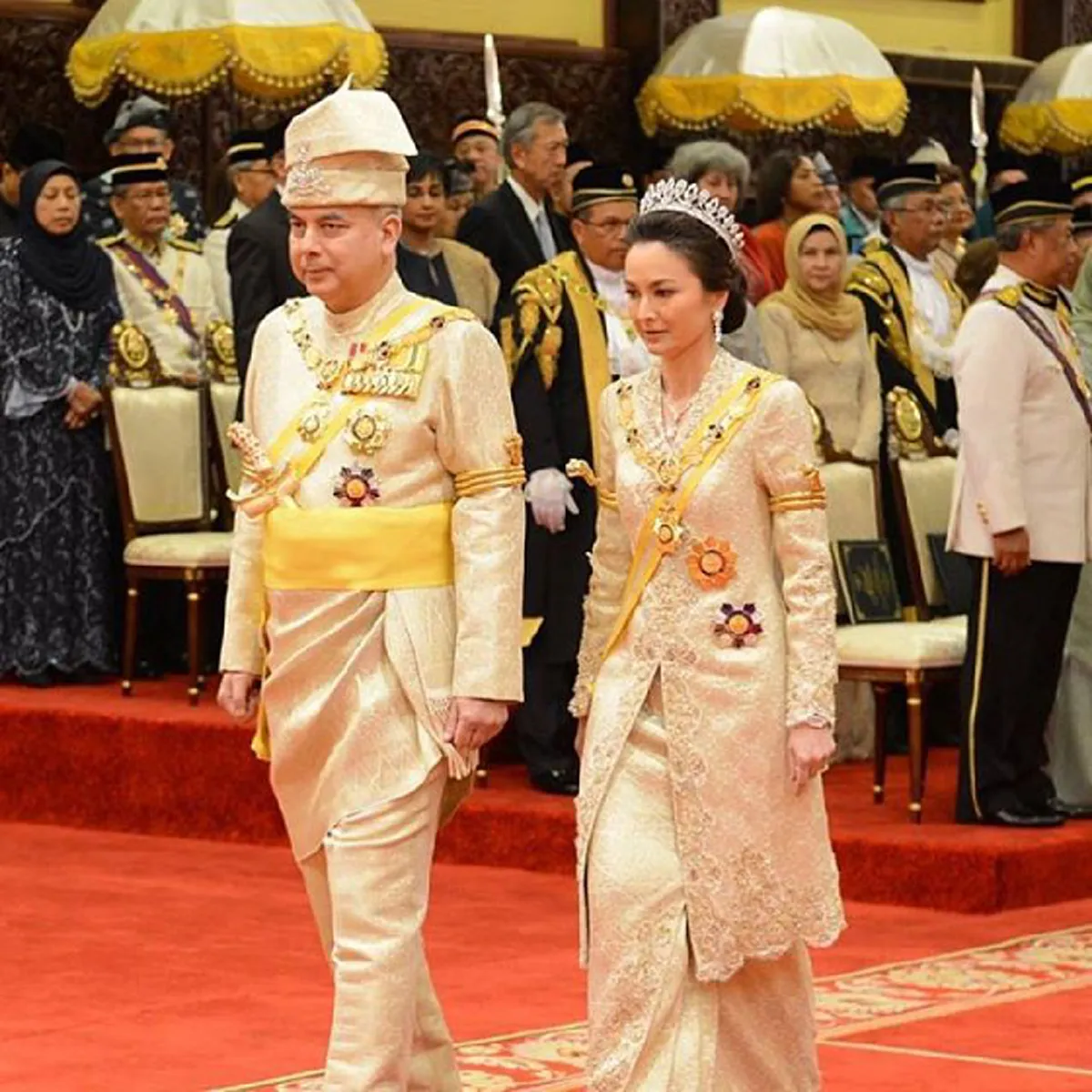 เผยโฉมสตรีที่งดงาม ที่ทรงกลัดริบบิ้นสีดำบนเครื่องราชย์ จากราชวงศ์ของมาเลเซีย