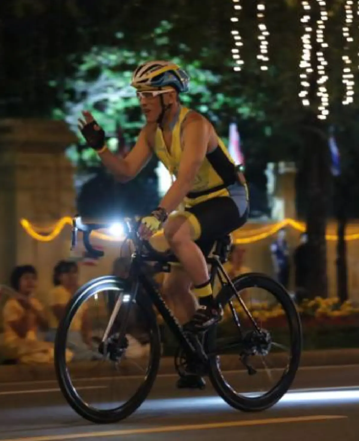 สมเด็จพระเจ้าอยู่หัว ทรงจักรยานพระที่นั่ง นำขบวน"Bikeอุ่นไอรัก" พสกนิกรเปล่งเสียงทรงพระเจริญดังก้อง
