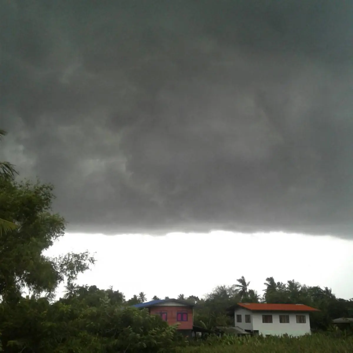 รู้แล้วรีบแชร์ต่อ..!! “กรมอุตุฯ” เตือน คืนนี้ 40 จังหวัด ต่อจากนี้ ฝนตกหนัก เนื่องจากอิทธิพลจากพายุ “ปาข่า” (รายละเอียด)