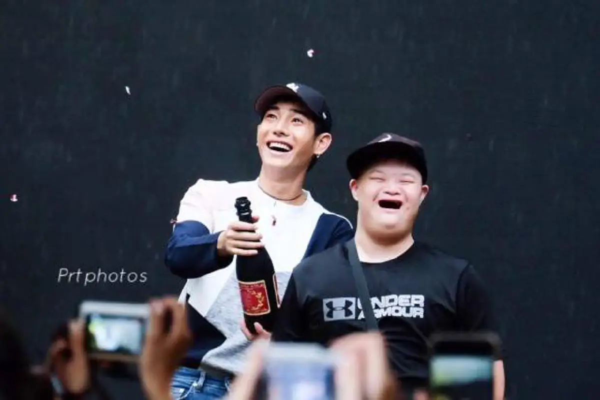 แบบนี้ไม่รักได้ไง!! เมื่อ "น้องเด็กพิเศษ" ขอโดดขึ้นเวทีร่วมแสดงกับ "เป๊ก ผลิตโชค" และนี่คือสิ่งที่นักร้องซุปตาร์คนนี้ทำ? ได้ใจไปเต็มๆ!(คลิป)