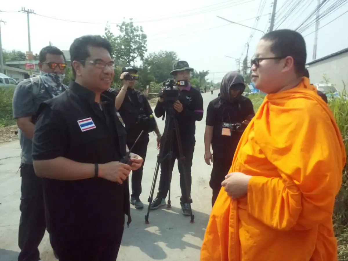 เอามันตรงนี้แหละ!!! "วัดพระธรรมกาย" งดแถลงเพื่อจัด "พิธีบูชาข้าวพระ" ที่ตลาดกลางคลองหลวง ลูกศิษย์-พระสงฆ์นับร้อย ลำบากชาวบ้าน?? (รายละเอียด)