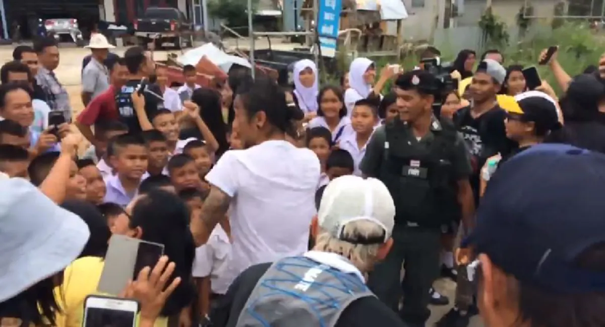 "ให้คลิปมันเล่าเรื่อง"!! "คำพูดสั้นๆ"..ส่งต่อพลังอันยิ่งใหญ่จาก "ตูน บอดี้สเเลม" ..สู่หัวใจ"เด็กน้อย"ที่จะเจริญรอยตาม"ขวัญใจ"ของเขา(คลิป)