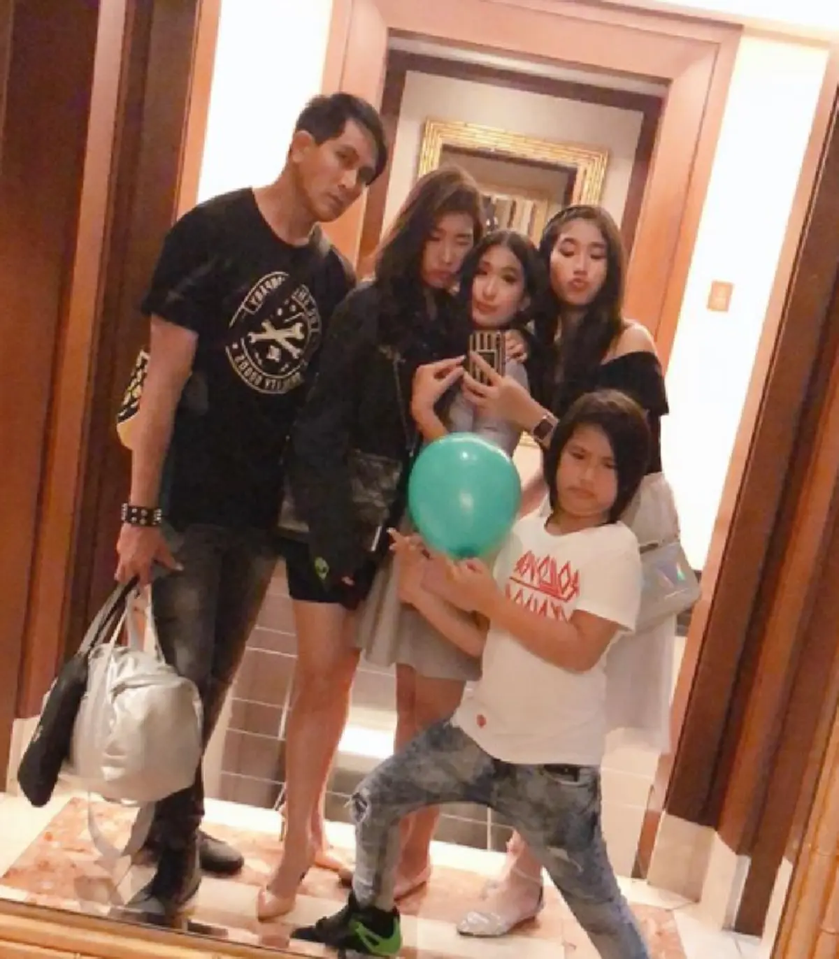 เรียบหรูอลังการ!!! ส่องบ้านพัก "พีท ทองเจือ" บนที่ดินเขาใหญ่มูลค่า10 ล้าน สวยงามลงตัวสุดๆ ก่อนเจ้าตัวเล่าถึงชีวิตติดดิน..ให้ลูกหาเงินใช้เอง