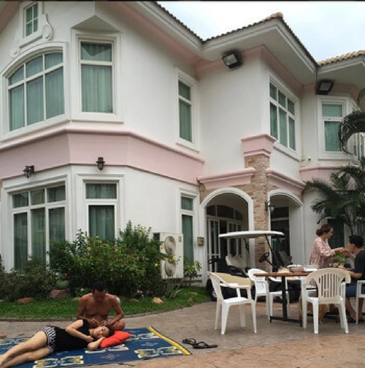 #ชีวิตจริงยิ่งกว่าละคร!! เปิดบ้าน "ตลกชื่อดัง" มีบ้านหลังใหญ่ แต่ก็ยังปูเสื่อให้ "ลูกสาว" นั่งกินข้าว กับเมนูบ้านๆ อย่างส้มตำปูปลาร้า !!