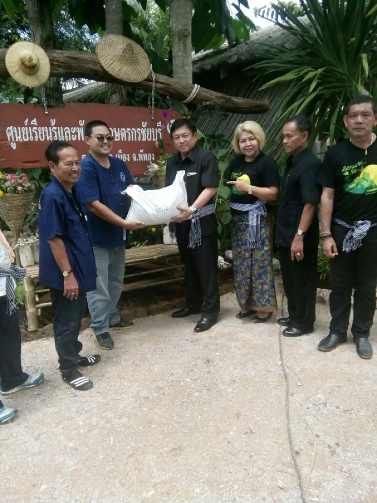 ฤกษ์ดีพืชมงคล  !!!! "ชาวนาอีสาน" มอบพันธ์ข้าวให้ "ชาวนาใต้"  หวังฟื้นฟูหลังภัยน้ำท่วม
