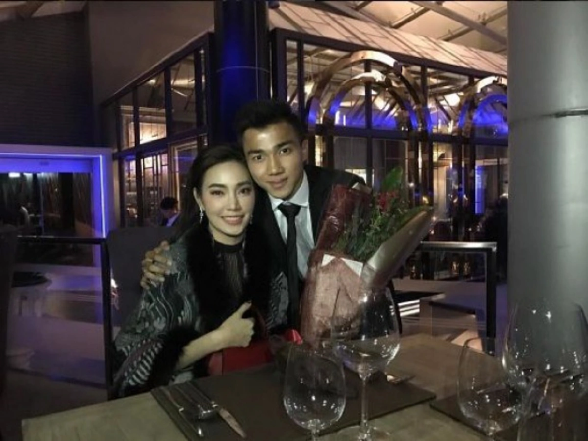 ใจหายเลย!!! ย้อนดู วินาทีสุดซึ้ง ครบรอบ 1 ปี "เจ" คุกเข่า สวมแหวนหมั้น "เมย์" บอกคนนี้ขอจองไว้ก่อน!!! (ชมคลิป)