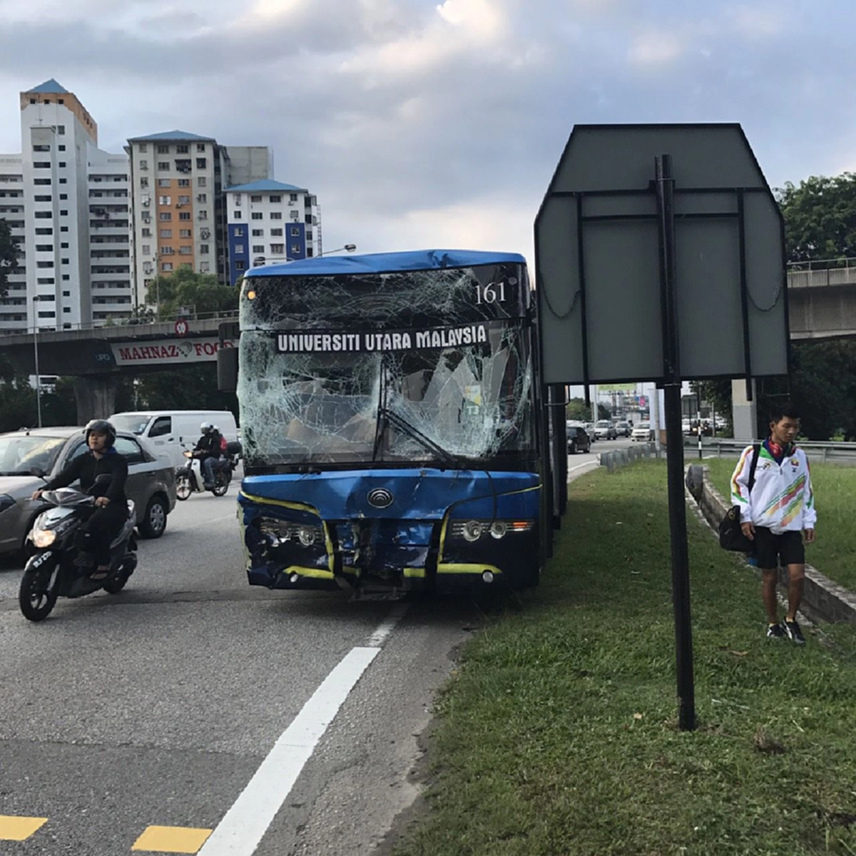 ระทึกขวัญแต่เช้า!! รถบัสนักกีฬาสควอซทีมชาติไทยโดนชนท้ายระหว่างเดินทางไปแข่งขัน นักกีฬาได้รับบาดเจ็บ ทำให้การแข่งขันต้องเลื่อนออกไป