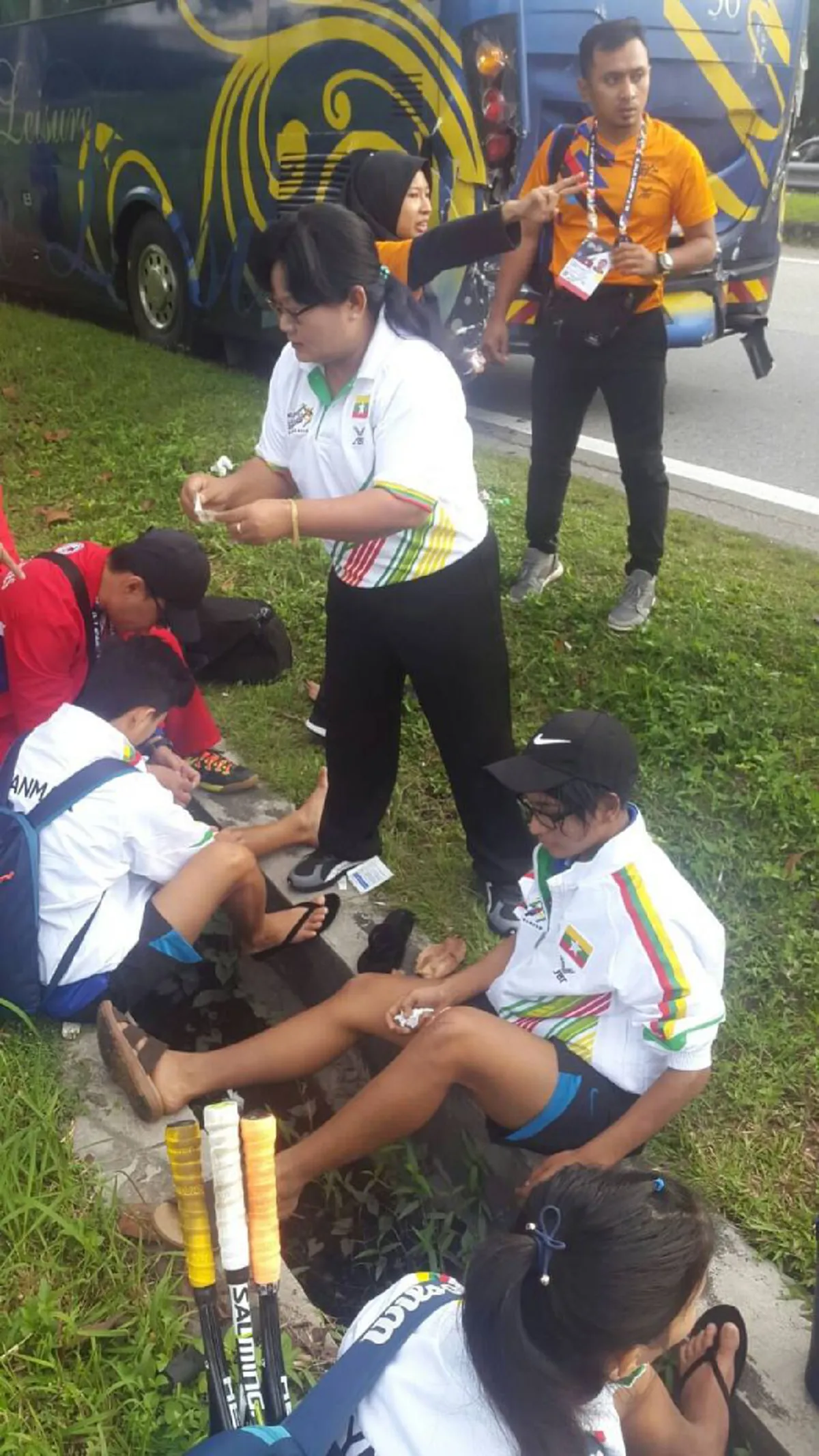 ระทึกขวัญแต่เช้า!! รถบัสนักกีฬาสควอซทีมชาติไทยโดนชนท้ายระหว่างเดินทางไปแข่งขัน นักกีฬาได้รับบาดเจ็บ ทำให้การแข่งขันต้องเลื่อนออกไป