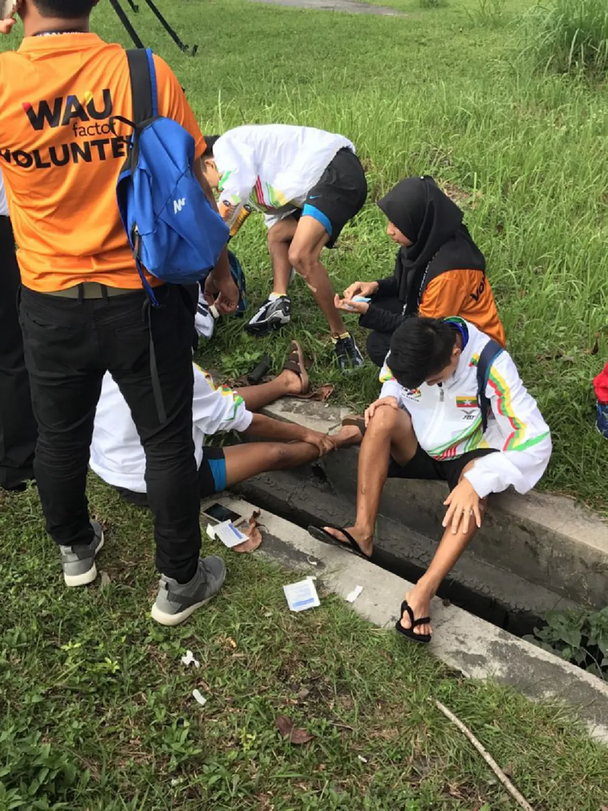 ระทึกขวัญแต่เช้า!! รถบัสนักกีฬาสควอซทีมชาติไทยโดนชนท้ายระหว่างเดินทางไปแข่งขัน นักกีฬาได้รับบาดเจ็บ ทำให้การแข่งขันต้องเลื่อนออกไป