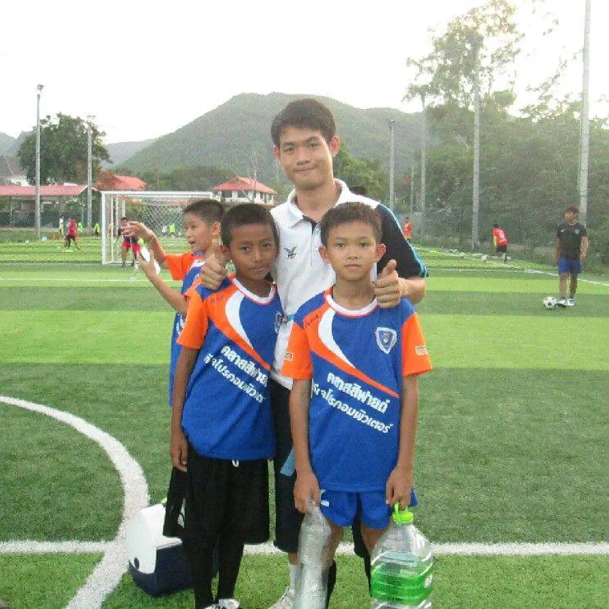 *ฮีโร่ตัวจริง!!! ส่องภาพชีวิต "โค้ชเอก" ผู้อยู่เบื้องหลังและเคียงข้าง "ทีมหมูป่า" ที่สละได้ทุกอย่าง เพื่อให้น้องรอด!!!