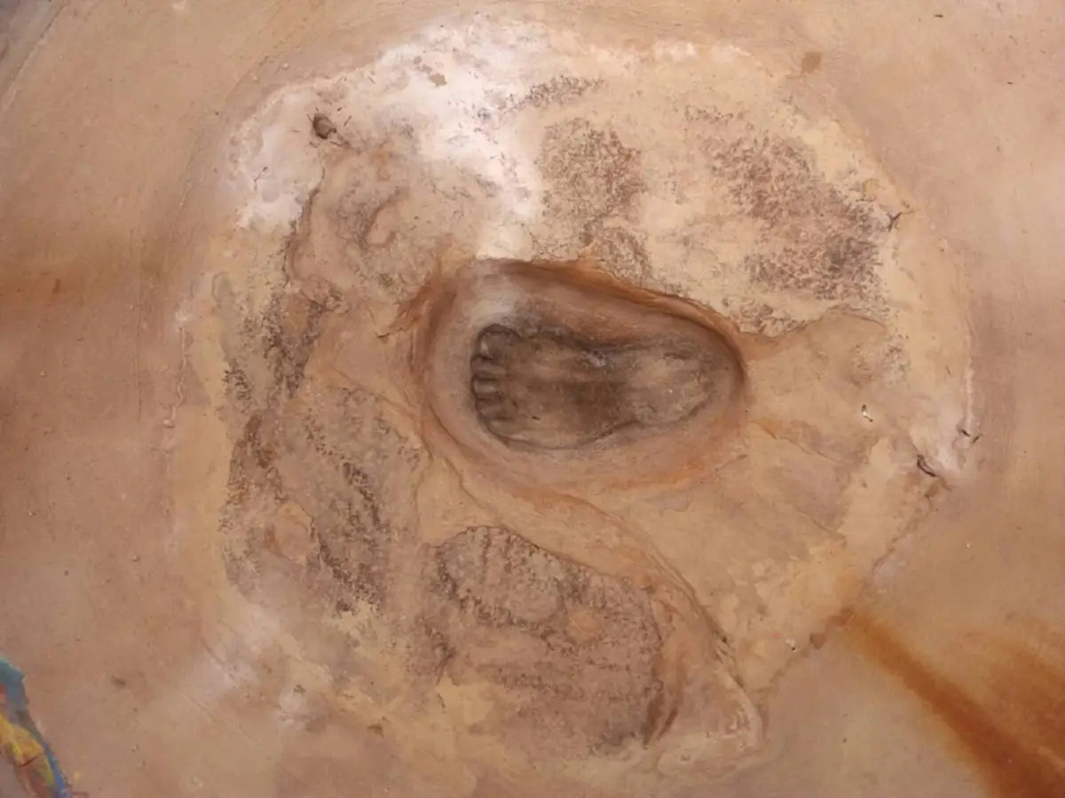 ฮือฮา ทั้งหมู่บ้าน!! "รอยเท้าคนยักษ์" ยาวเกือบ 2 เมตร โผล่ลำห้วยแก่งนาง ขนลุก!! ก่อนเจอ "สามเณร" เคยฝันเห็นหญิงใส่ชุดไทย มาบอกใบ้!! (มีภาพ)