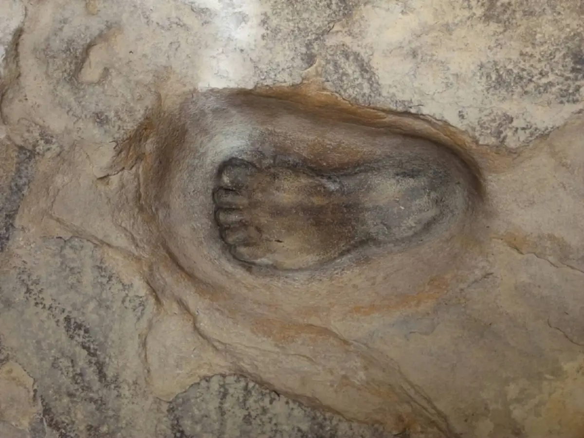 ฮือฮา ทั้งหมู่บ้าน!! "รอยเท้าคนยักษ์" ยาวเกือบ 2 เมตร โผล่ลำห้วยแก่งนาง ขนลุก!! ก่อนเจอ "สามเณร" เคยฝันเห็นหญิงใส่ชุดไทย มาบอกใบ้!! (มีภาพ)