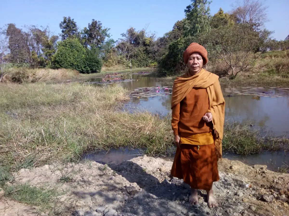 ฮือฮา ทั้งหมู่บ้าน!! "รอยเท้าคนยักษ์" ยาวเกือบ 2 เมตร โผล่ลำห้วยแก่งนาง ขนลุก!! ก่อนเจอ "สามเณร" เคยฝันเห็นหญิงใส่ชุดไทย มาบอกใบ้!! (มีภาพ)