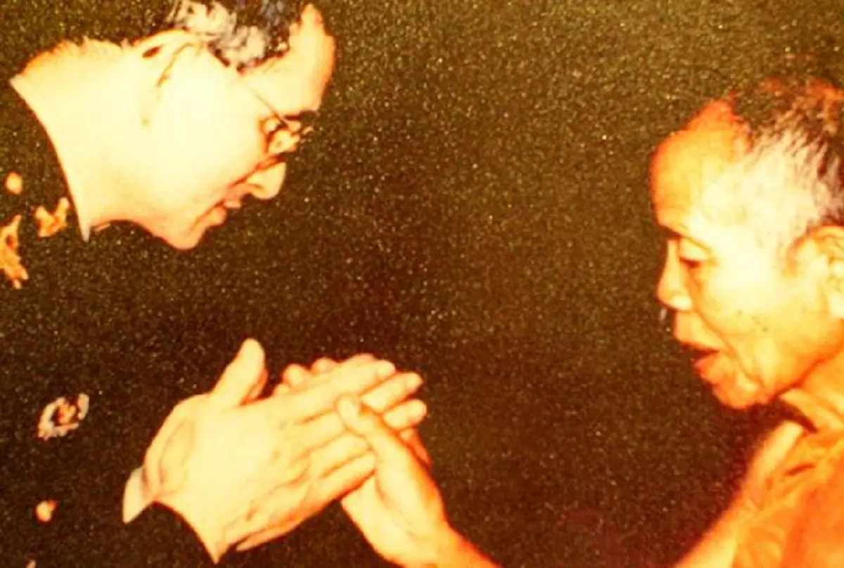 “หลวงพ่อครับ พูดตามปกติ นะครับ ผมเป็นคนไทย” ย้อนอ่านเรื่องสุดแสนประทับใจ "วินาทีที่หลวงพ่อคูณจับพระหัตถ์ของในหลวง รัชกาลที่.๙"