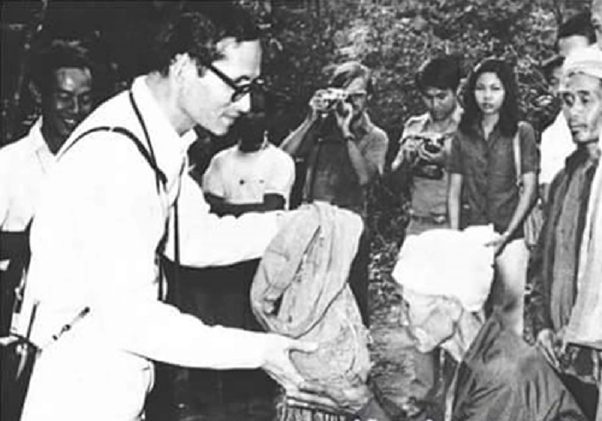 เมื่อชาวกระเหรี่ยงมูเซอ..ถวายของให้ในหลวง "อ่ะ อันนี้ให้มึง อันนี้ให้เมียมึง ส่วนอันนี้ให้ลูกๆมึง" ตื่นเต้นจนพูดผิด ทำเอาผู้ใหญ่บ้านลมแทบจับ