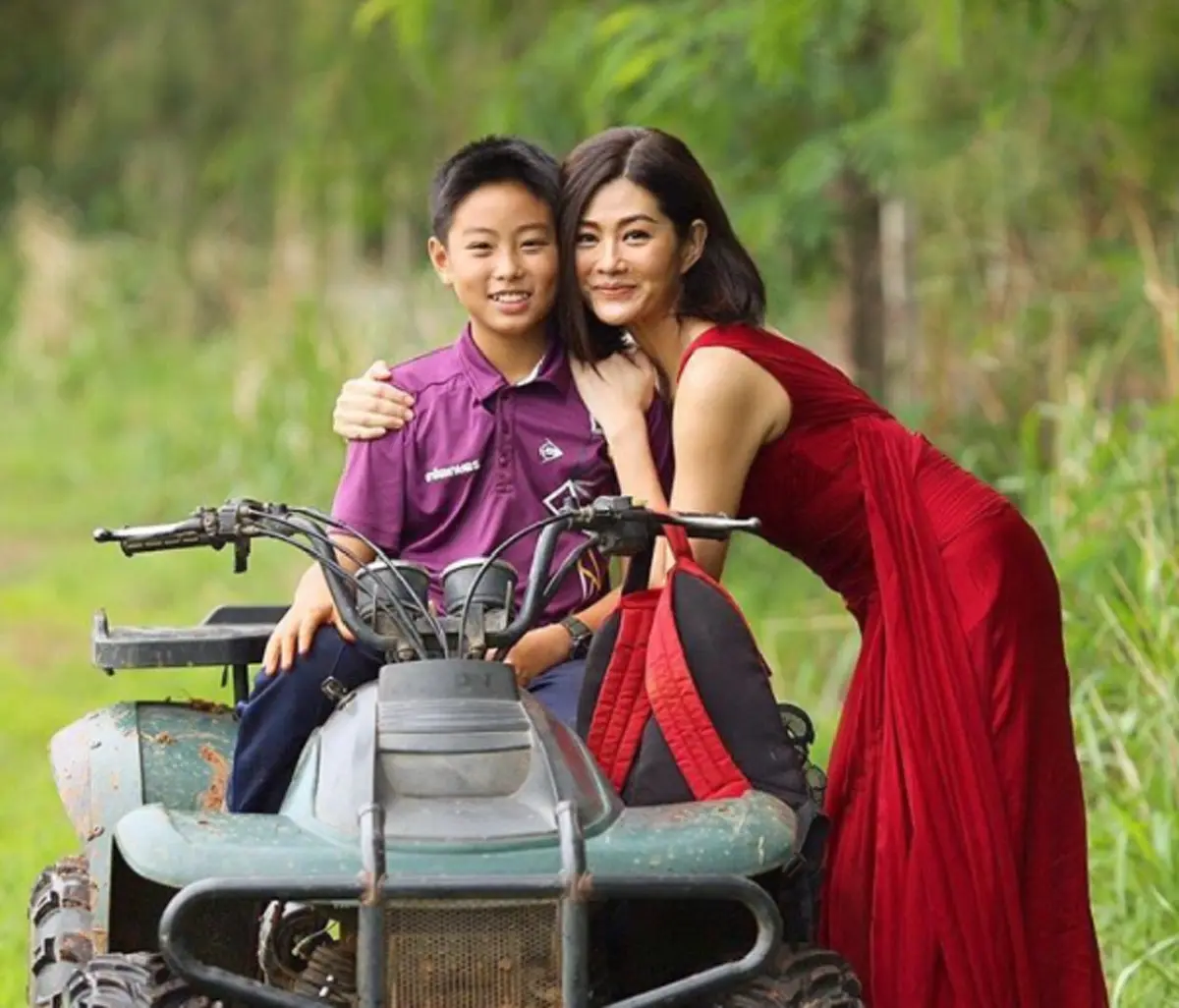 น่าชื่นชมสุดๆ "น้องปราบ" ลูกชาย "โชค-สู่ขวัญ" รวยมาก แต่ขยันช่วยทำงานในฟาร์มหาเงินใช้เอง