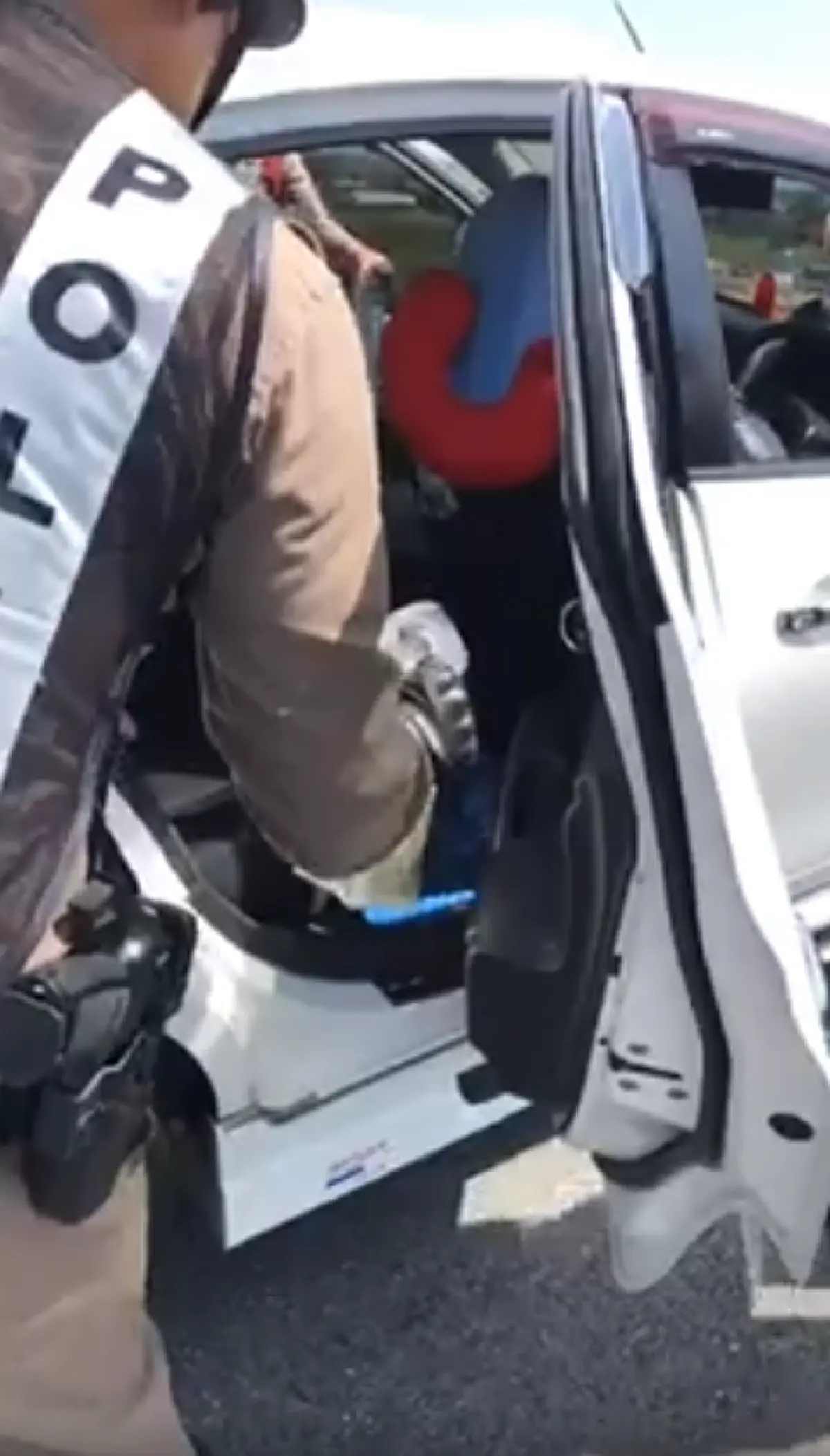 ระทึก! เก๋งจอดแช่ข้างทาง กู้ภัยเจอ 3 พ่อแม่ลูก นอนหมดสติคารถ แม่อาการหนักน้ำลายฟูมปาก